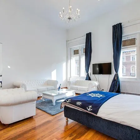 Royal House Oktogon Apartment *